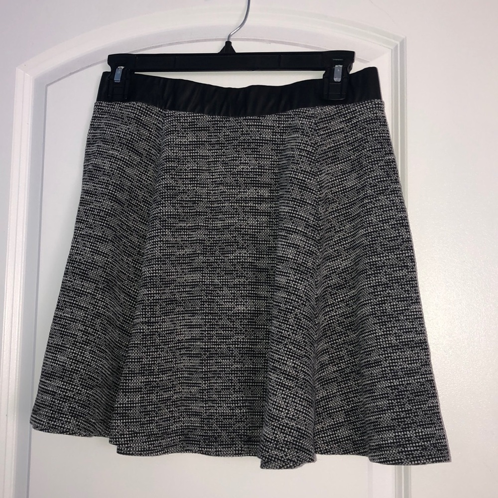 DIVIDED Black and White Patterned Skirt w/ Zipper